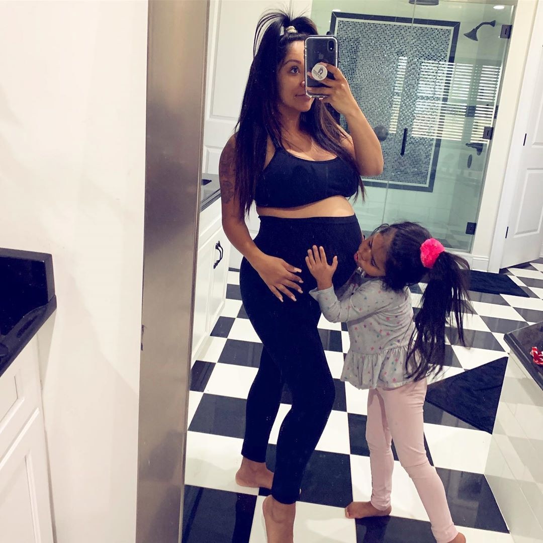 Sisterly Love From Snookis Fabulous Yet Relatable Pregnancy Style E News