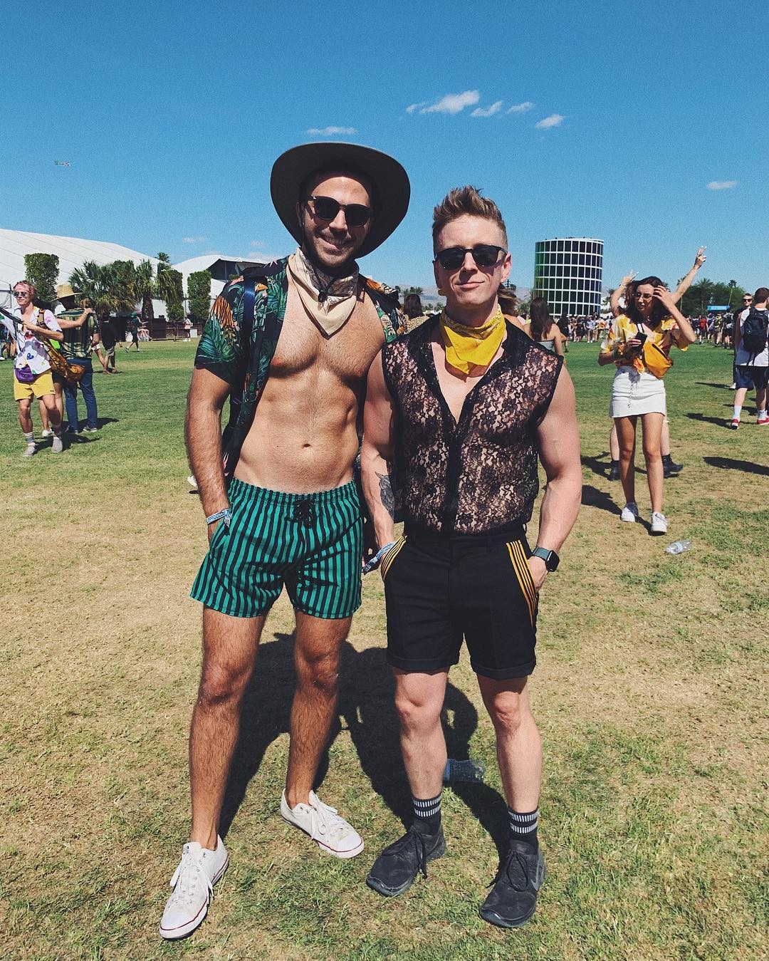 Tyler Oakley y Anthony Russo from Coachella 2019 las parejas más
