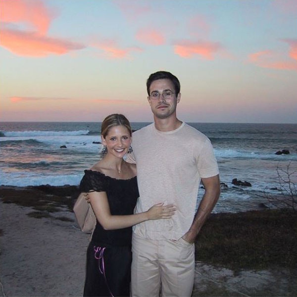 Freddie Prinze Jr. และ Sarah Michelle Gellar หลีกเลี่ยง "BS" Celeb Life อย่างไร