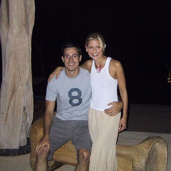 Freddie Prinze Jr. และ Sarah Michelle Gellar หลีกเลี่ยง "BS" Celeb Life อย่างไร