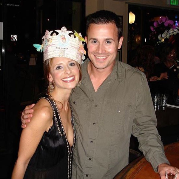 Freddie Prinze Jr. และ Sarah Michelle Gellar หลีกเลี่ยง "BS" Celeb Life อย่างไร