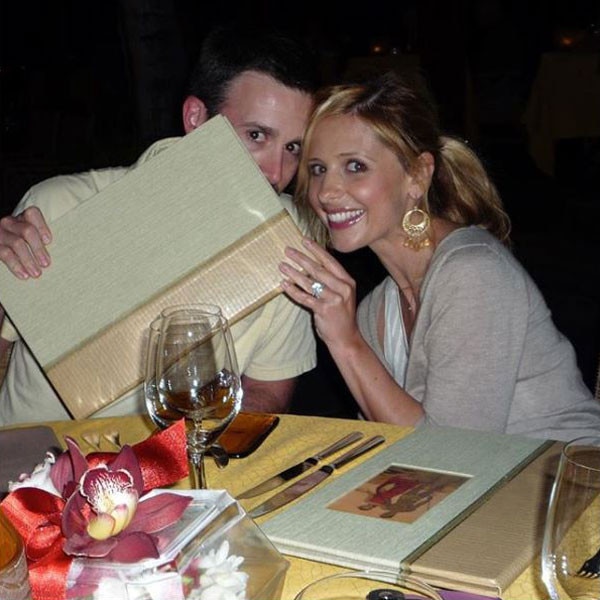 Freddie Prinze Jr. và Sarah Michelle Gellar tránh cuộc sống của người nổi tiếng "BS" như thế nào