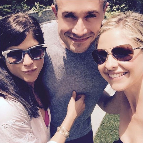 Freddie Prinze Jr. และ Sarah Michelle Gellar หลีกเลี่ยง "BS" Celeb Life อย่างไร