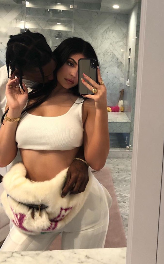 Kylie Jenners Nsfw Birthday Post To Travis Scott Has Fans Blushing E 