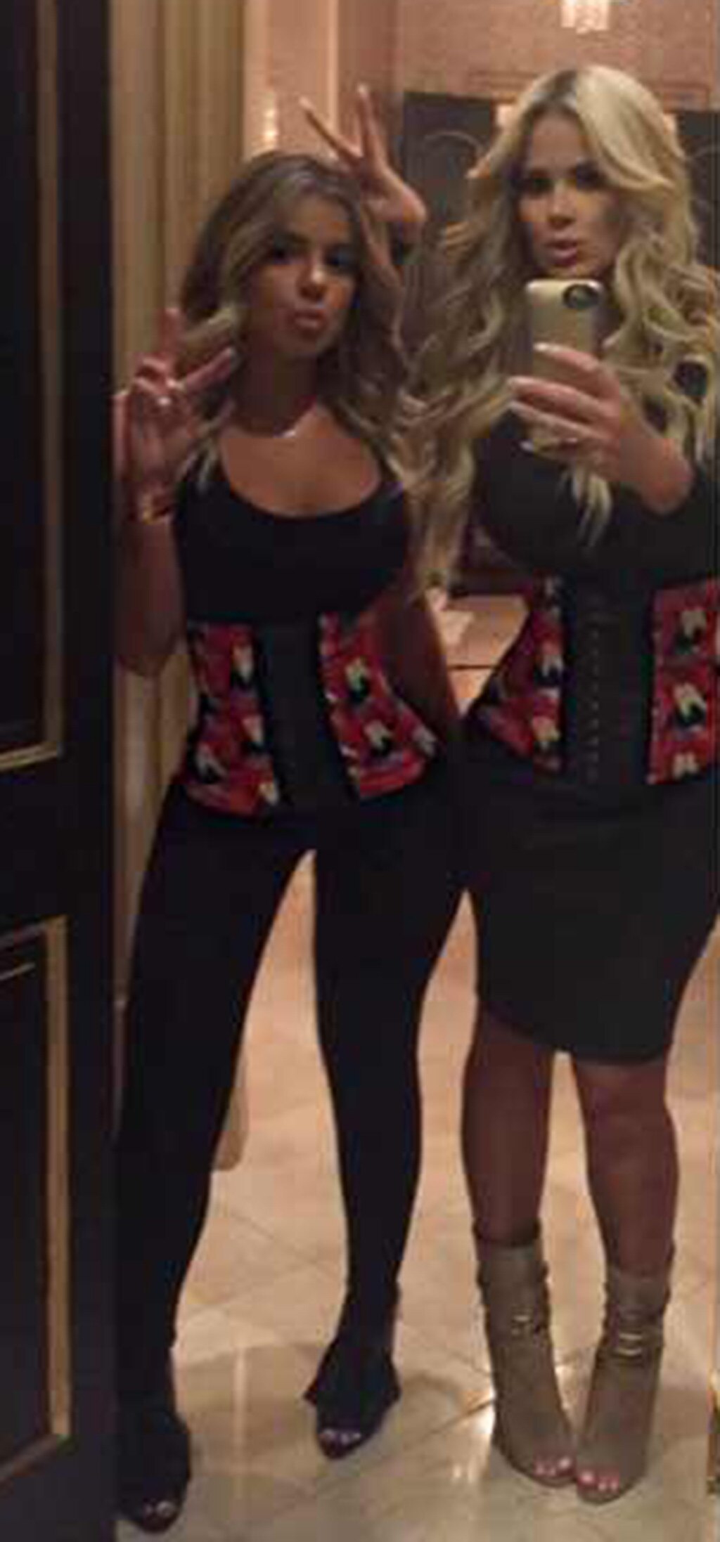 Mirror Selife From See Kim Zolciak Biermann Twin With Daughters Brielle And Ariana E News