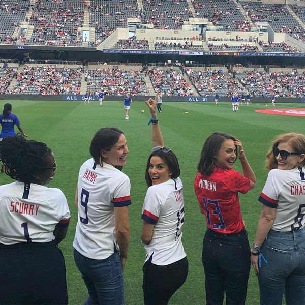 Jennifer Garner Eva Longoria Form Ultimate Squad At Soccer Game E Online