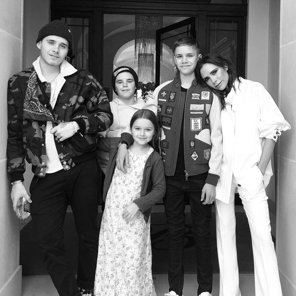 Victoria Beckham แบ่งปันสิ่งที่ "ประจบ" เกี่ยวกับแฟนของ Sons