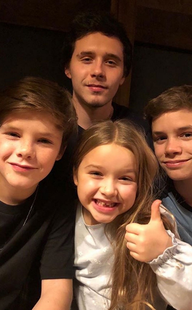 Victoria Beckham แบ่งปันสิ่งที่ "ประจบ" เกี่ยวกับแฟนของ Sons