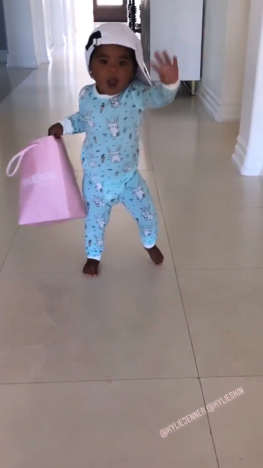 True Thompson Is the Cutest and Tiniest KylieSkin Fan in Sweet Video ...