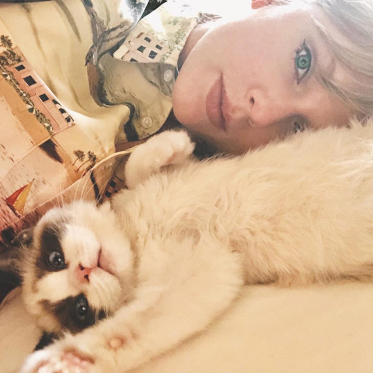 Taylor Swift Cradles Cat Benjamin Button in Adorable New Picture - E! Online