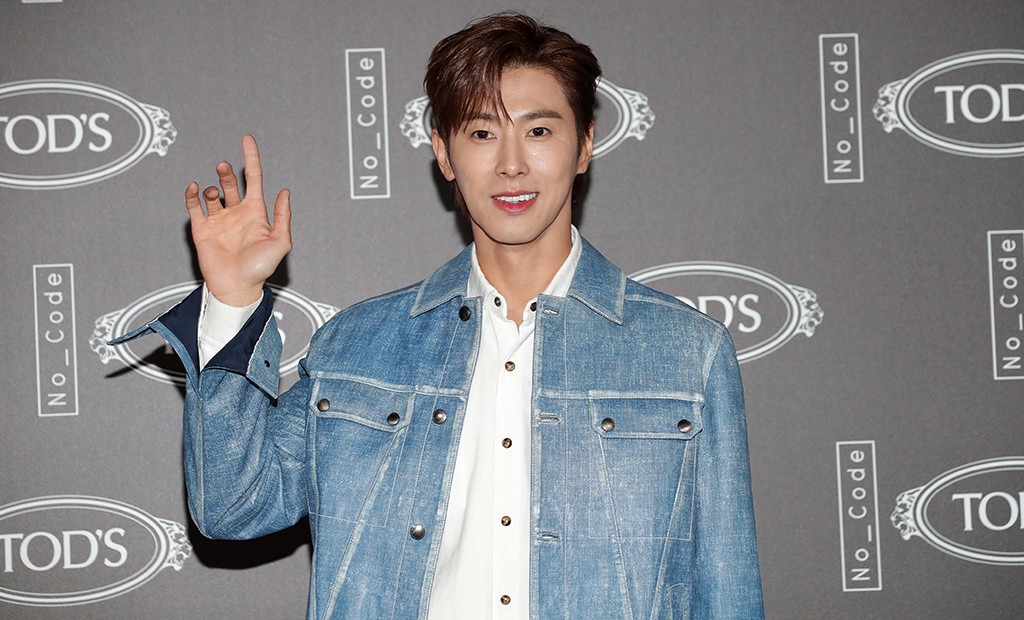 TVXQ's U-Know Releases New MV and Tops iTune Charts With Follow | E! News