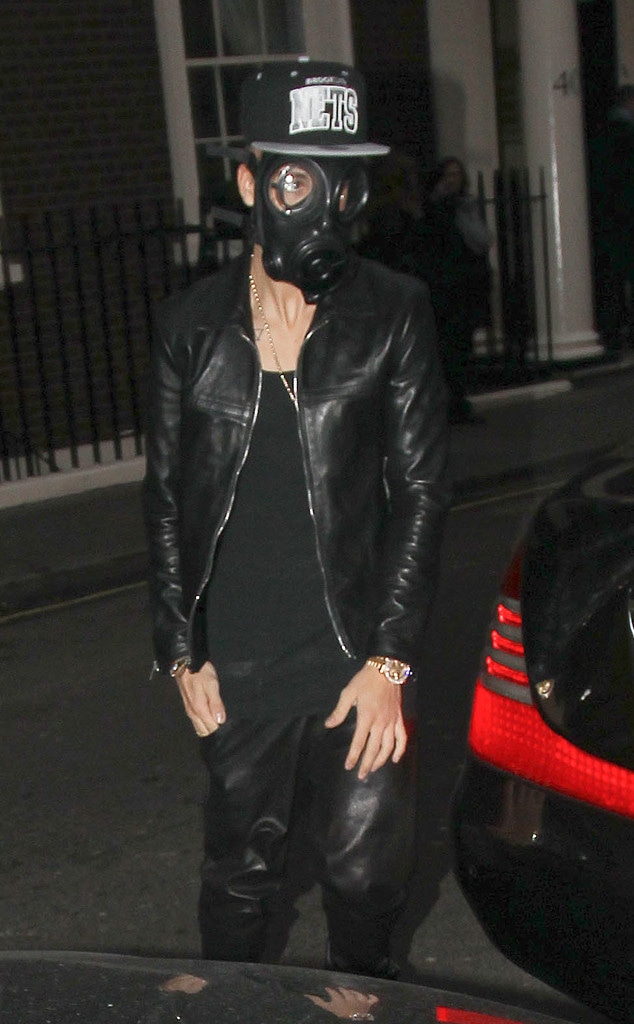 Justin Bieber, Hiding from Paparazzi, Gas Mask