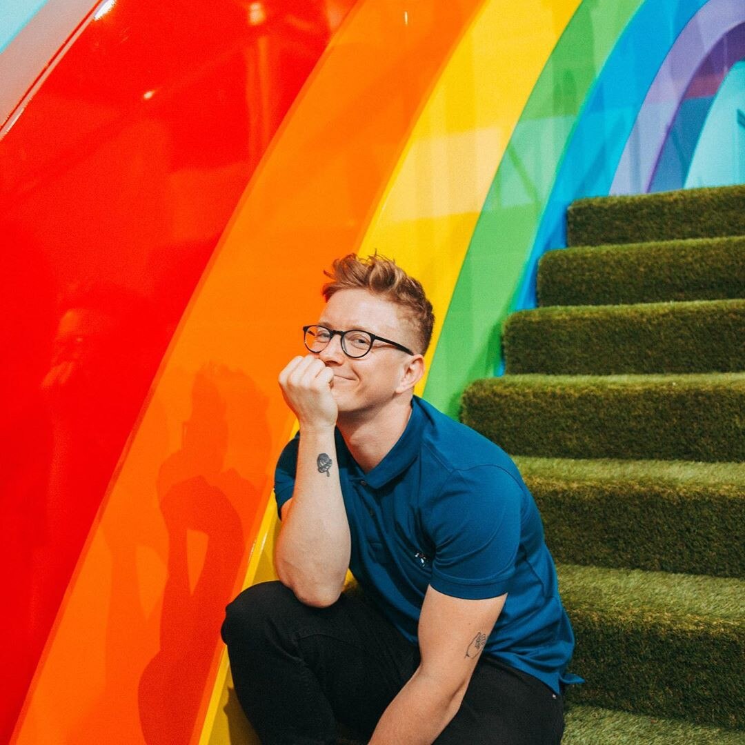 Tyler Oakley from Las estrellas celebran el Pride 2019 | E! News