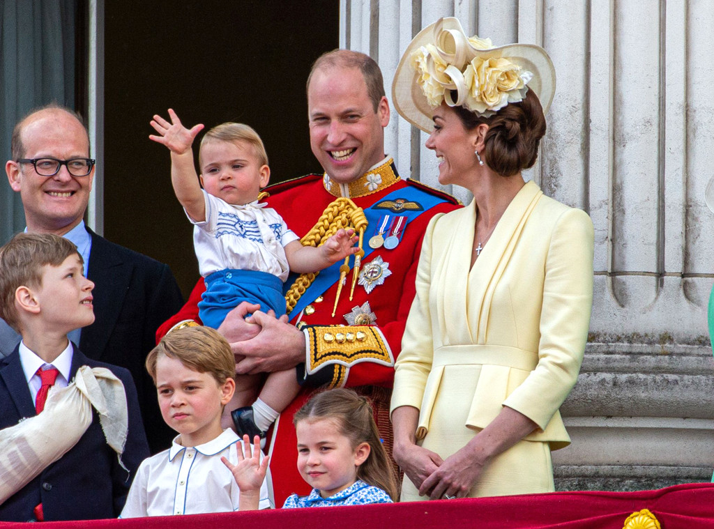 Príncipe Louis faz sua estreia na sacada de Buckingham com ...