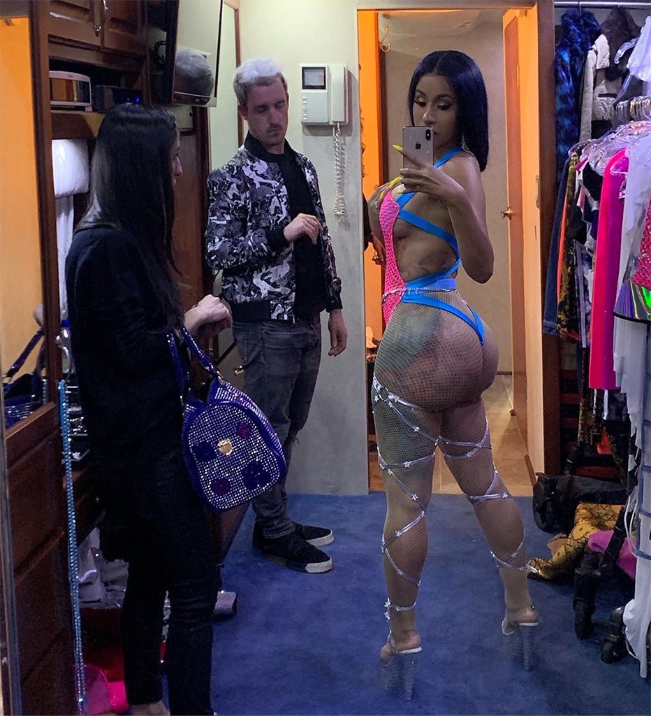 Cardi B, Stripper, Hustlers, Selfie