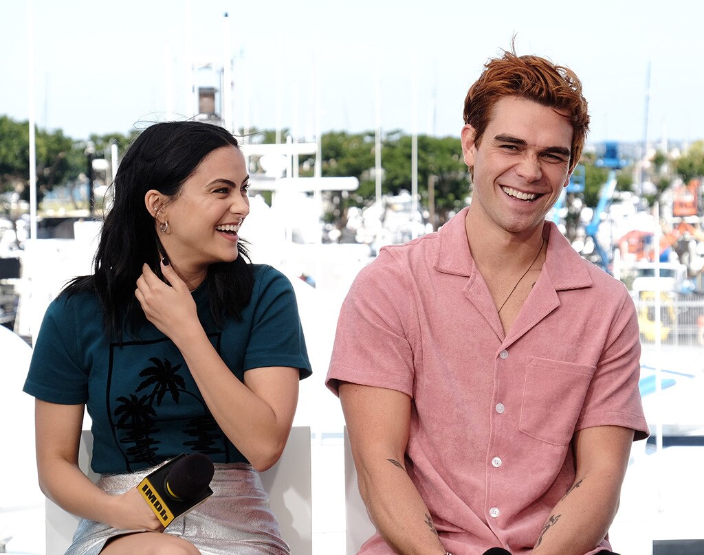 Camila Mendes Y Kj Apa From Celebridades En Comic Con 2019 E News