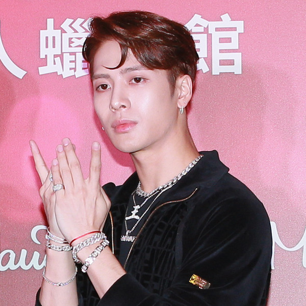 Jackson Wang Twinning With His Wax Figure Is The Cutest Thing You Ll See Today E Online Ap