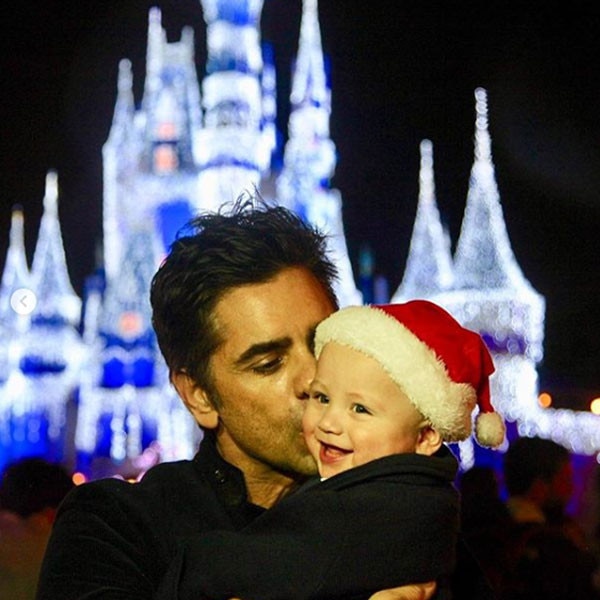 ขอความเมตตาและดูภาพน่ารัก ๆ เหล่านี้ของ John Stamos และ Billy ลูกชายของเขา