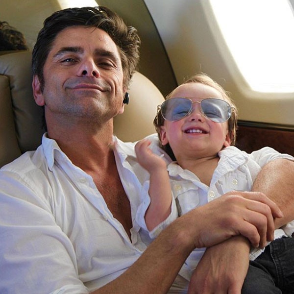 ขอความเมตตาและดูภาพน่ารัก ๆ เหล่านี้ของ John Stamos และ Billy ลูกชายของเขา