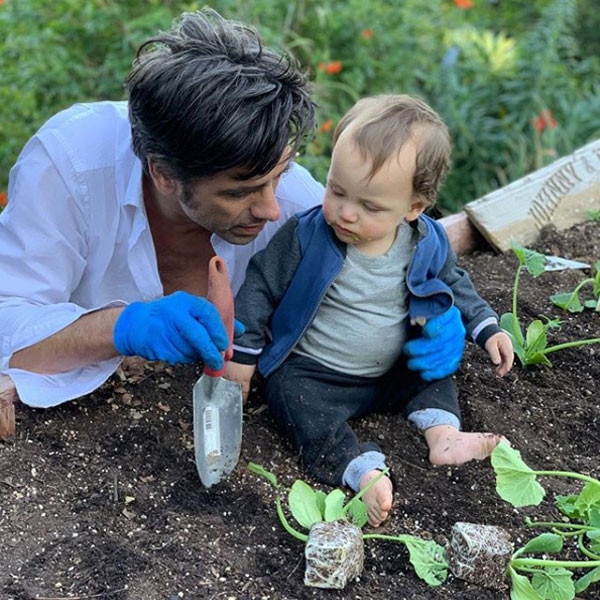 ขอความเมตตาและดูภาพน่ารัก ๆ เหล่านี้ของ John Stamos และ Billy ลูกชายของเขา