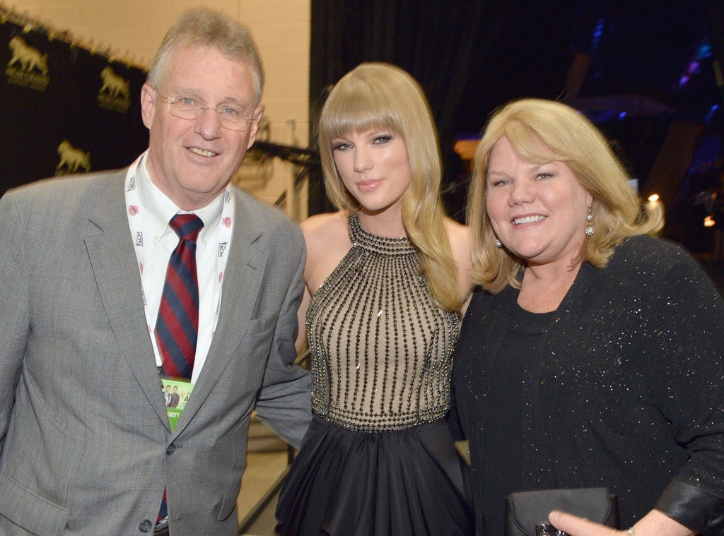 Inside Taylor Swifts Tight Bond With Her Mom And Dad E News