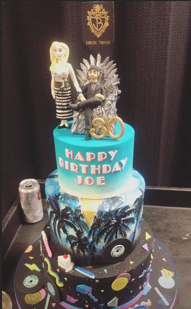 Joe Jonas, Sophie Turner, Game of Thrones Cake