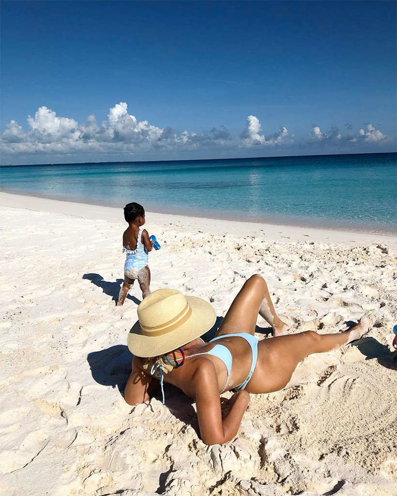Khloe Kardashian Poses in Bikini and Plays With Her Beach Baby True - E!  Online - UK