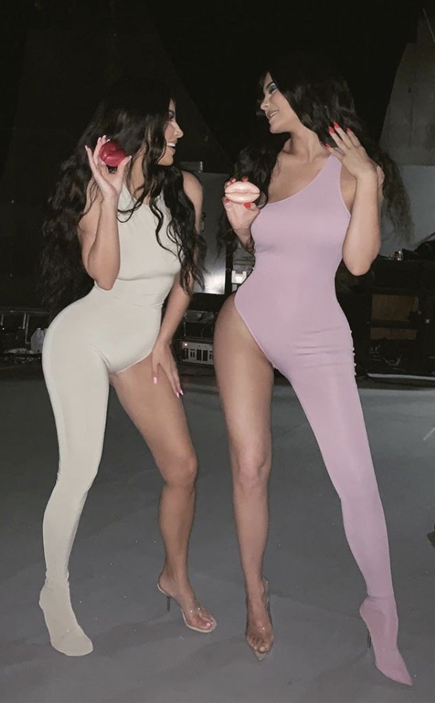 Kim Kardashian And Kylie Jenner Sizzle In Matching Outfits E News 5021