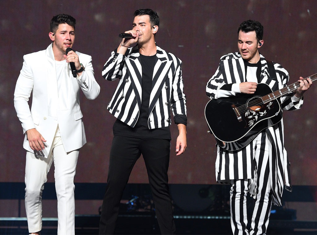 Jonas Brothers, Happiness Begins Tour 