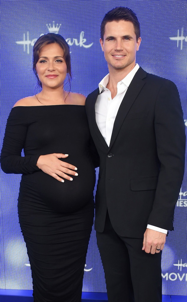 Italia Ricci and Robbie Amell