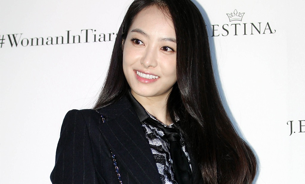 Victoria Song Of K Pop Girl Group F X Leaves Sm Entertainment