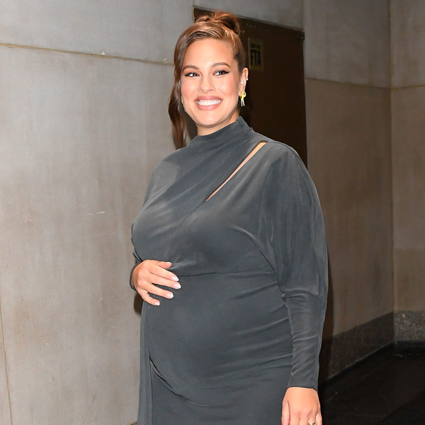 Pregnant Ashley Graham Proudly Poses For Nude Bathroom Selfie E Online 