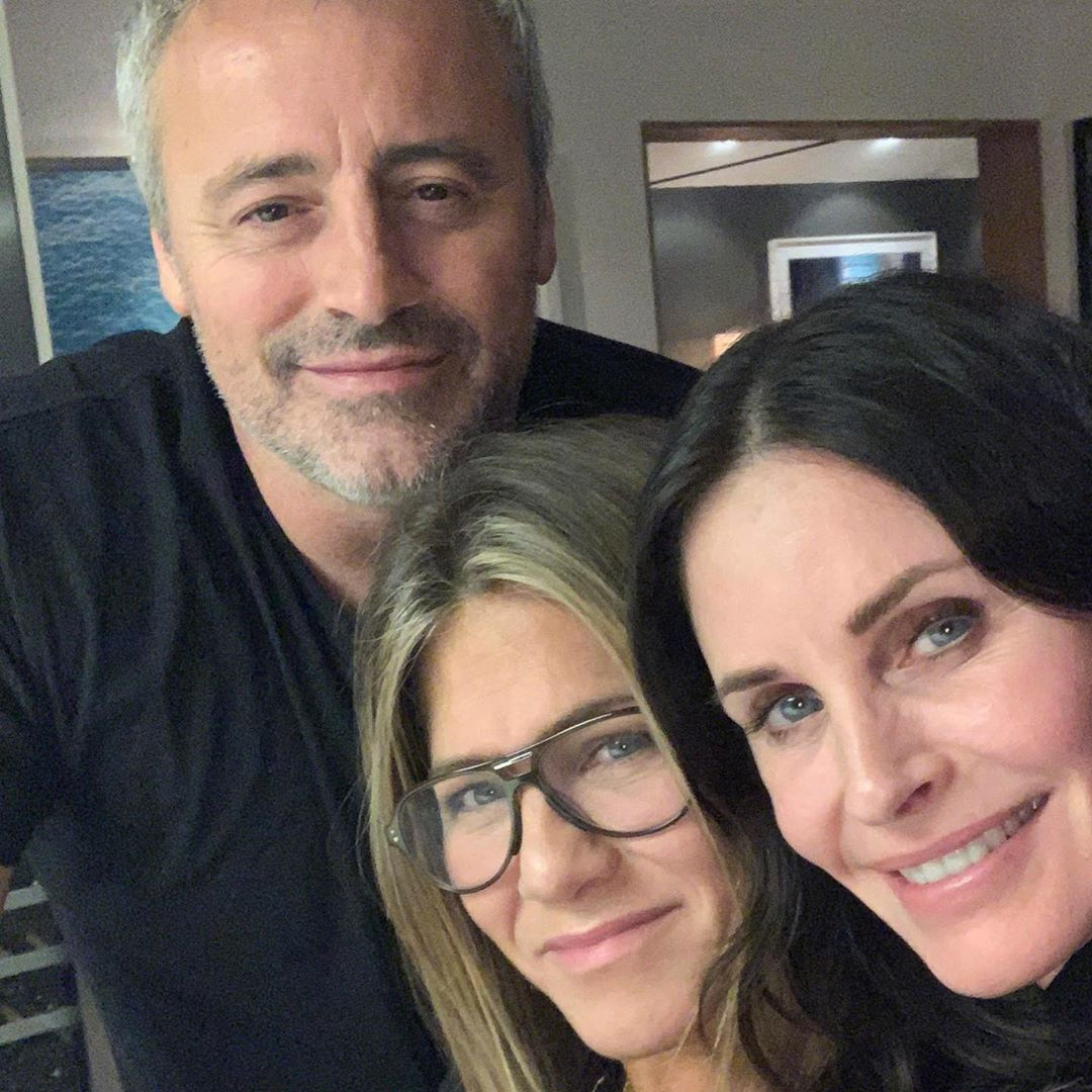 Jennifer Aniston Courteney Cox And Matt Leblanc Snap Adorable Friends Reunion Selfie E Online