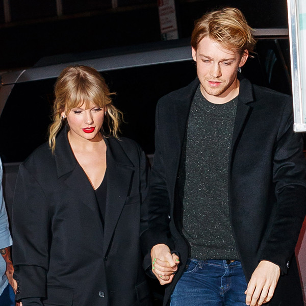 Taylor Swift Performs On Snl And Takes Joe Alwyn To Party