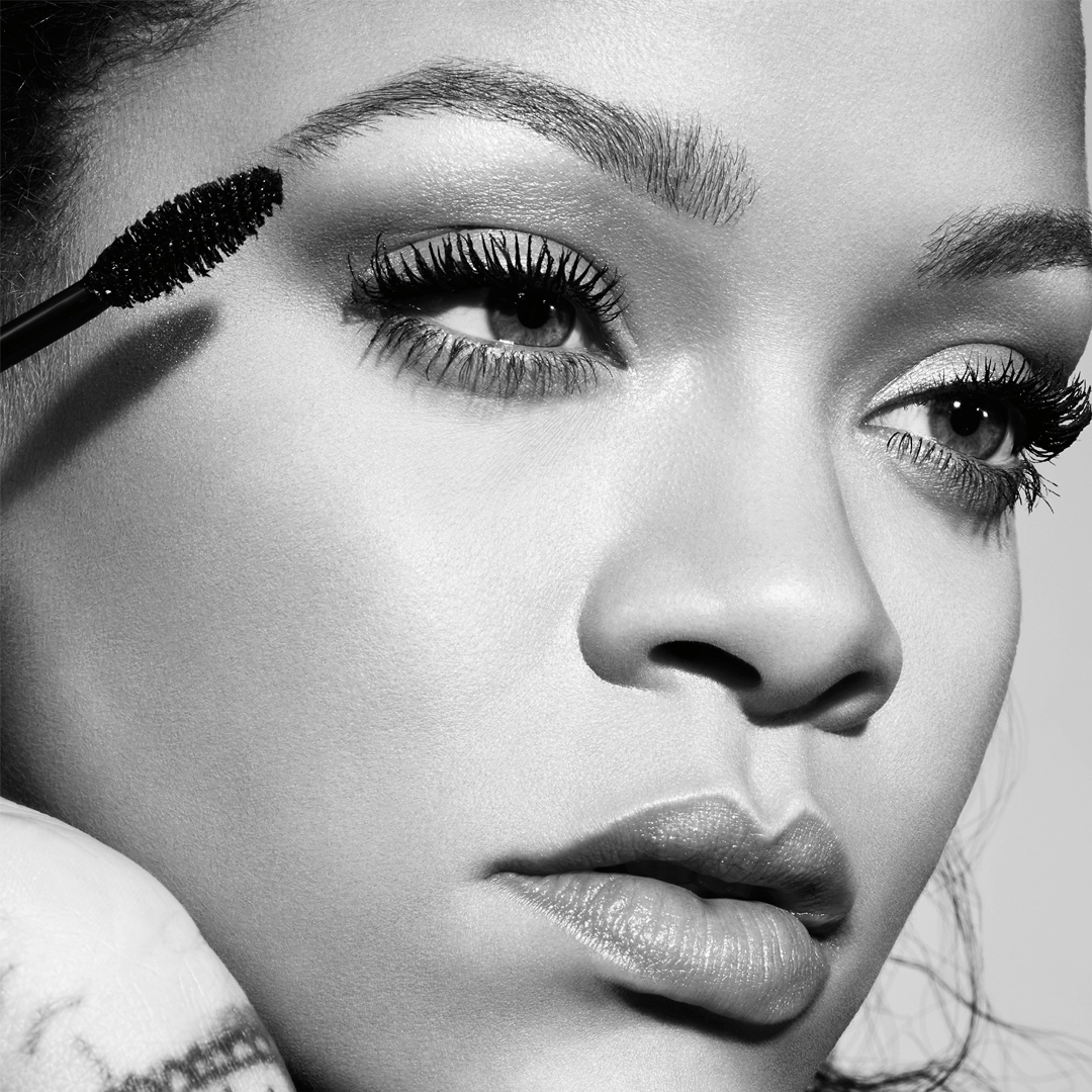 Rihanna's Makeup Artist Reveals the Star's Mascara and Eyeliner Trick ...