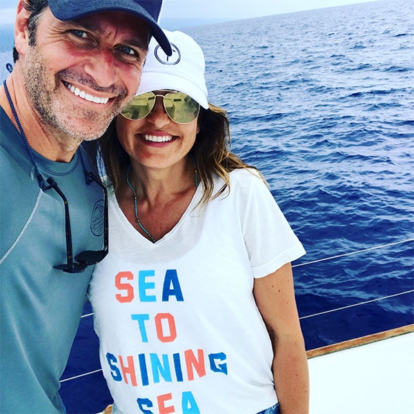 Mariska Hargitay พิสูจน์ว่าการแต่งงานของ Peter Hermann เป็นกรณีของความรักที่แท้จริง