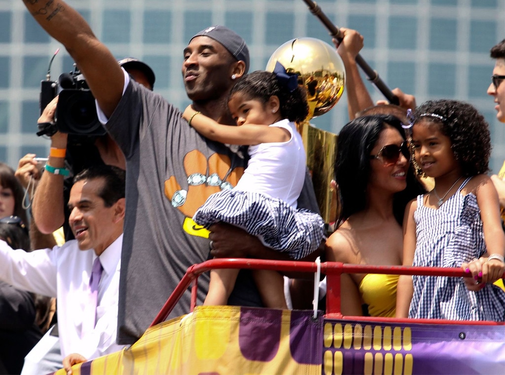 Kobe Bryant และลูกสาว Gianna ได้รับเกียรติให้ย้ายรูปปั้น "พ่อเด็กหญิง"