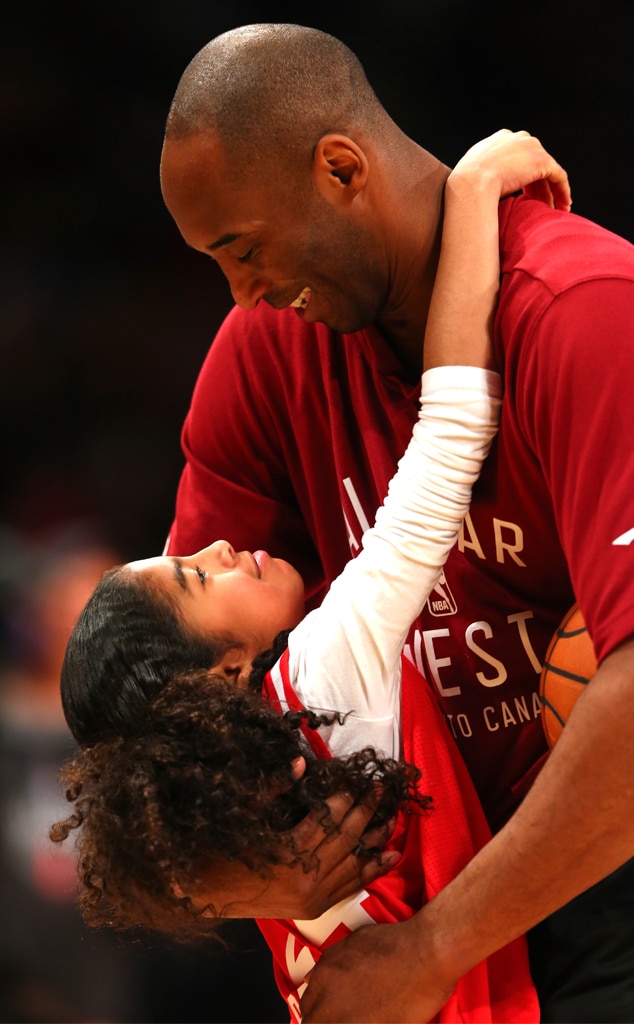 Kobe Bryant และลูกสาว Gianna ได้รับเกียรติให้ย้ายรูปปั้น "พ่อเด็กหญิง"