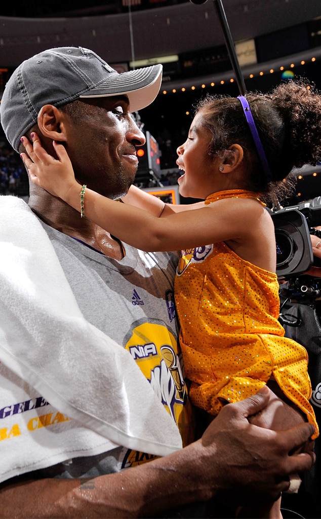 Kobe Bryant และลูกสาว Gianna ได้รับเกียรติให้ย้ายรูปปั้น "พ่อเด็กหญิง"