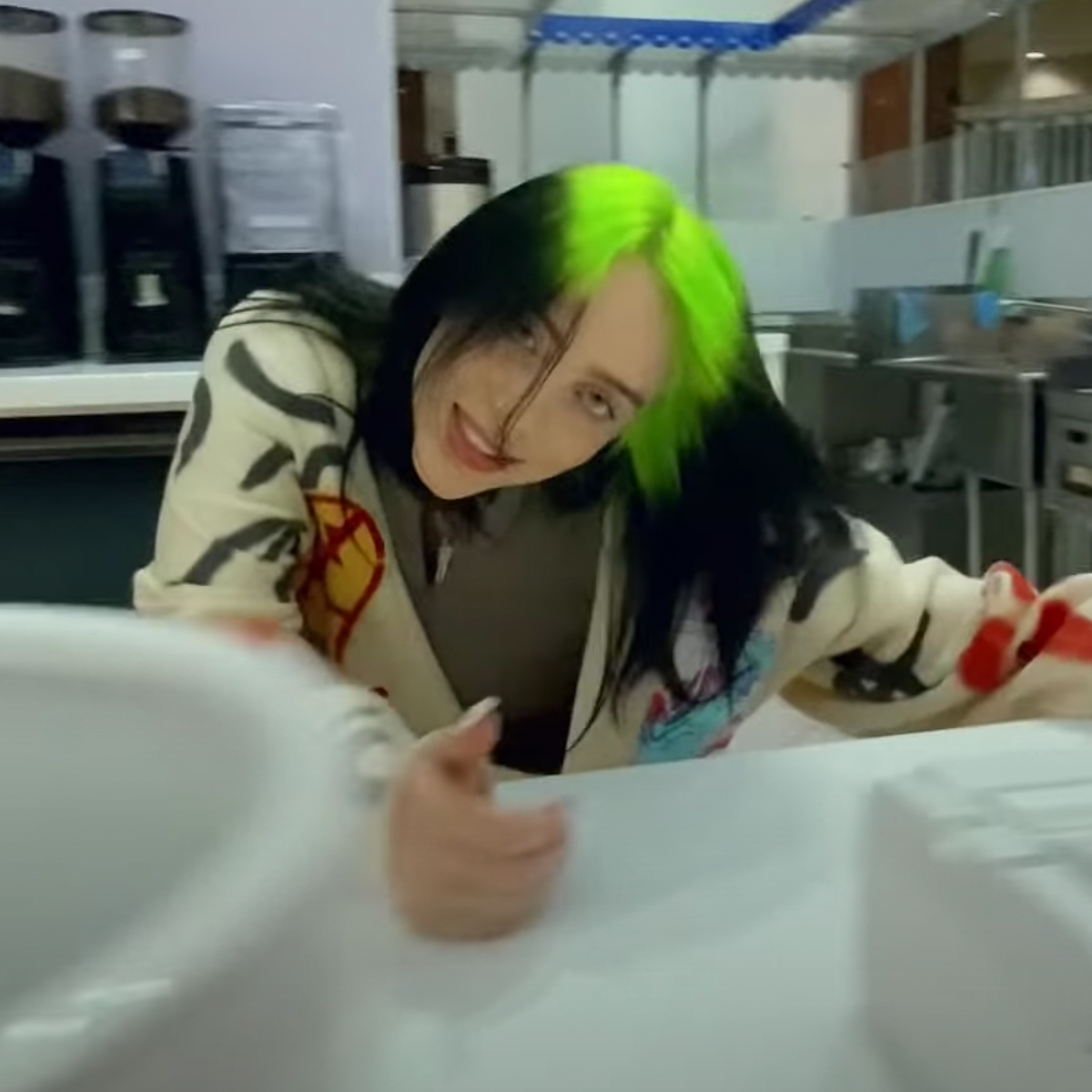 Billie Eilish Fans Think Therefore I Am Video Is A Message To Haters E Online