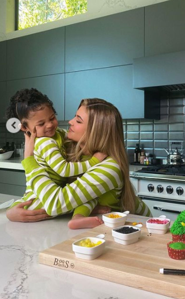 Photos From Celebrities Celebrate The Holidays 2020 Christmas Hanukkah And More E Online