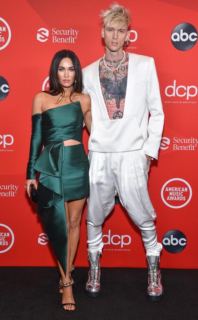 Megan Fox เล่นเป็นหญิงตั้งครรภ์ในมิวสิควิดีโอของ Machine Gun Kelly