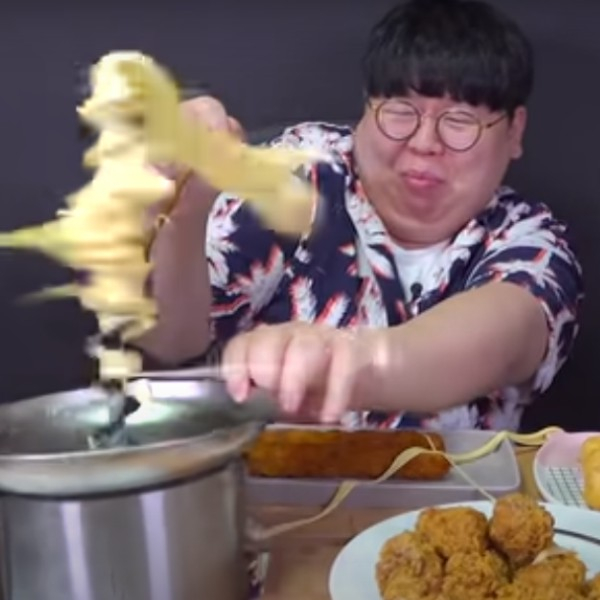 Youtuber, fondue de queijo