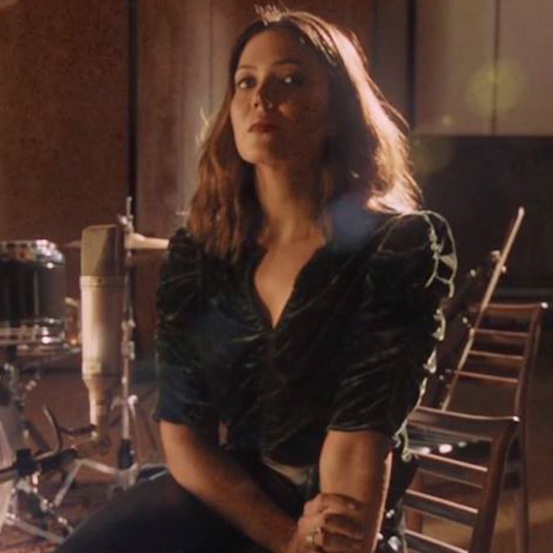 Mandy Moore S Fifteen Music Video Is A Love Letter To Her Teen Self E Online