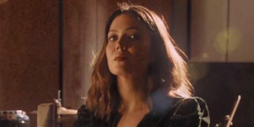 Mandy Moore S Fifteen Music Video Is A Love Letter To Her Teen Self E Online Au