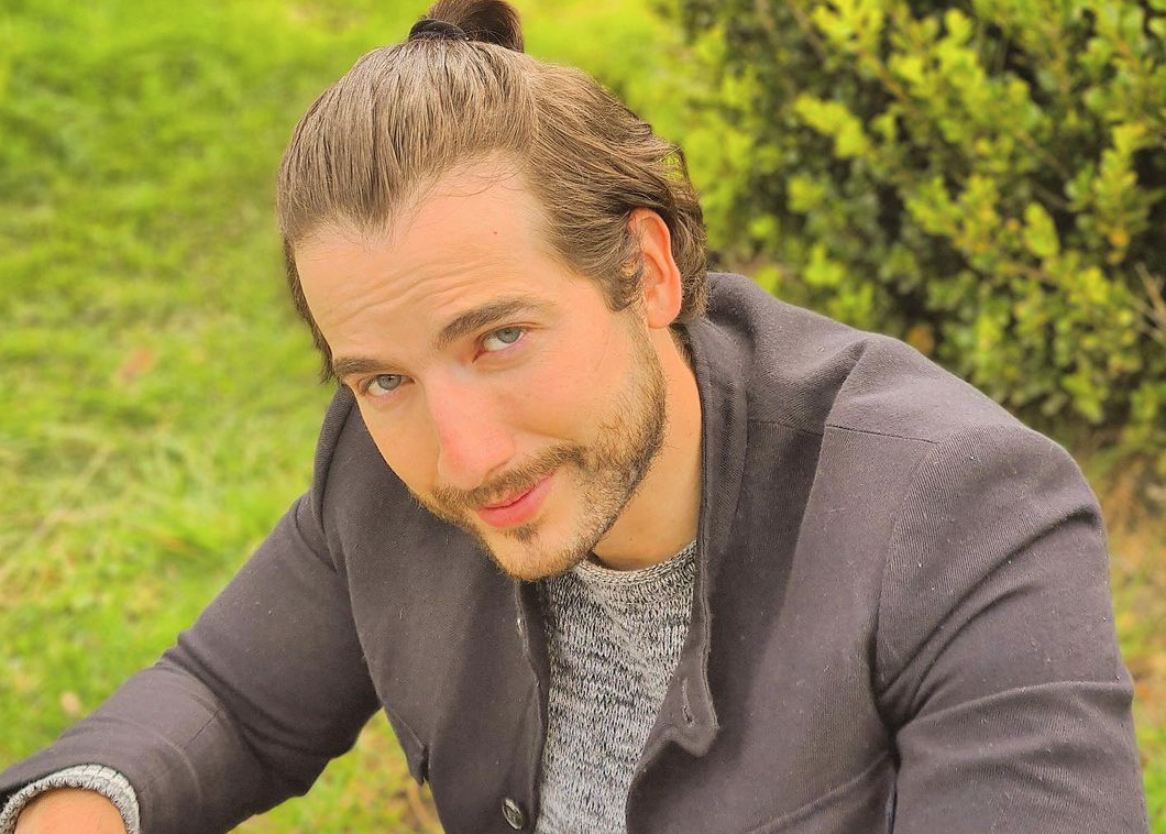 El Muy Bochornoso Momento De Carlos Torres En La Audicion De La Reina Del Flow E Online Latino Mx El parecido entre charly flow es netamente estetico, fisico, en las poses, gestos y al hablado, tanto asi que charly tambien usa mucho la palabra princesa, tan caracteristico de maluma. el actor carlos torres revelo el momento mas bochornoso que ha tenido en una audicion