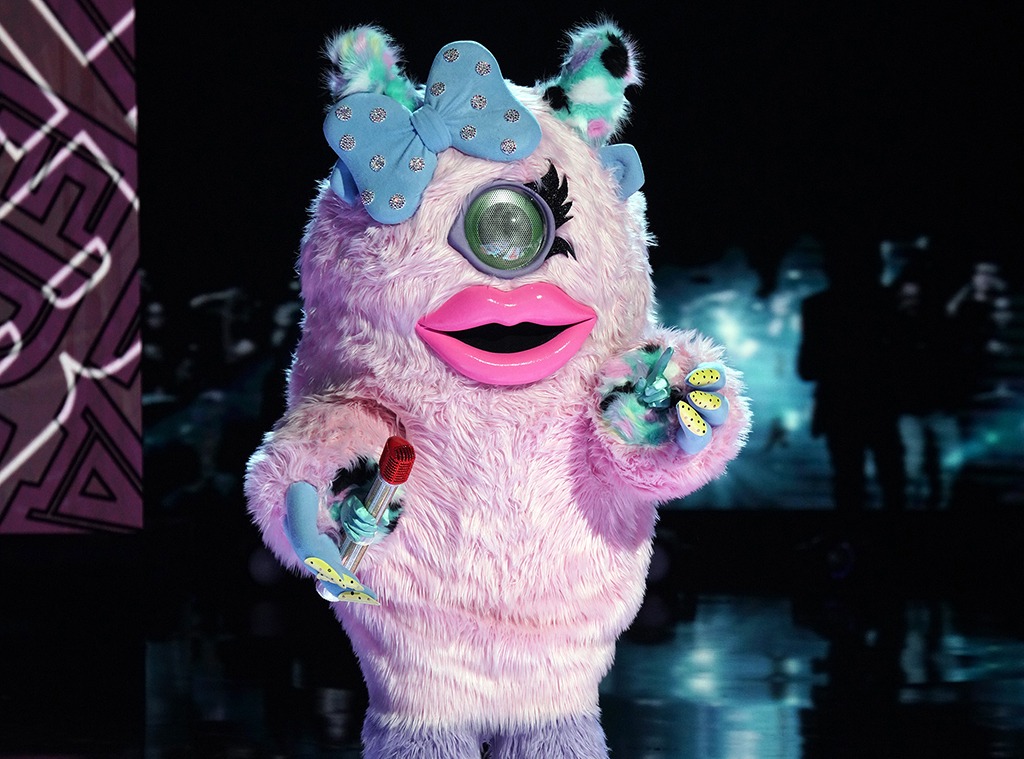 Masked monster. The masked Singer монстр. Маска «Miss Monster»,. The masked Singer розовая обезьяна. Sqqinli Monster masked Singer.