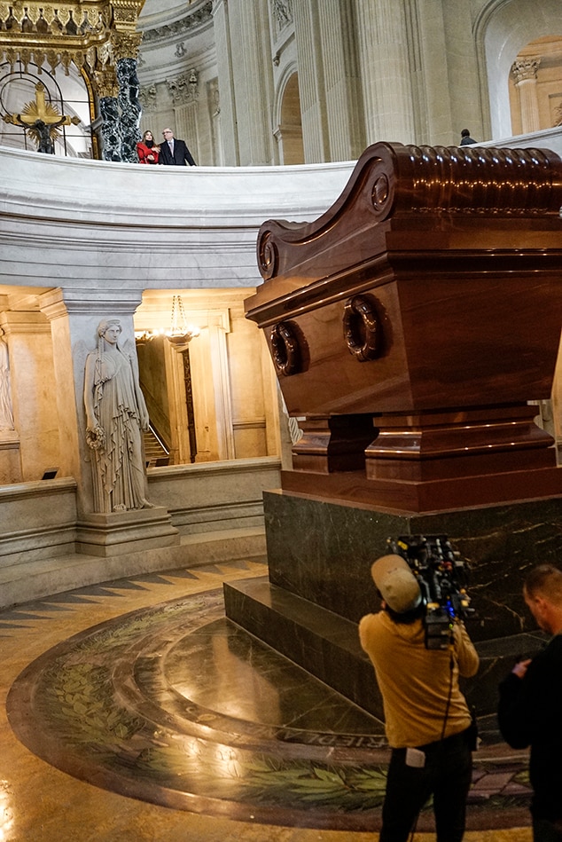 napoleon-s-tomb-from-behind-the-scenes-of-modern-family-s-trip-to-paris