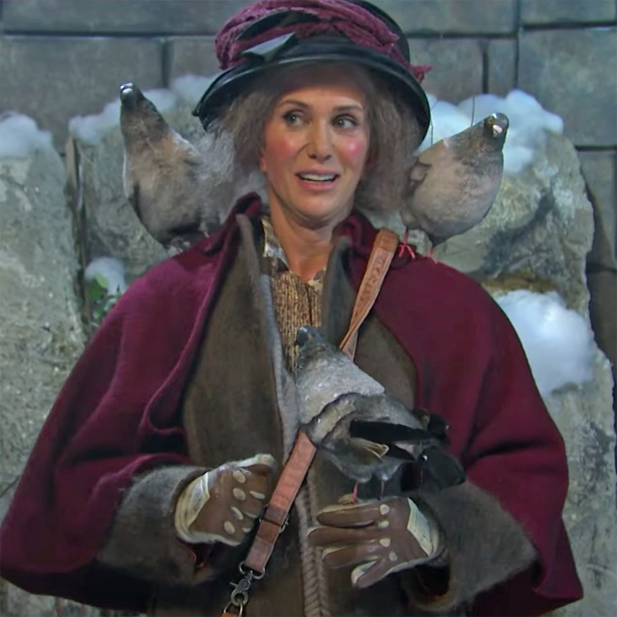 Kristen Wiig Plays Home Alone 2 S Pigeon Lady On Snl E Online
