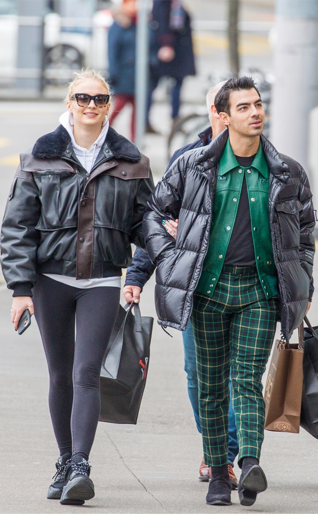 Joe Jonas And Sophie Turner Step Out For First Time Since Pregnancy Reveal Kift The Lift Fm